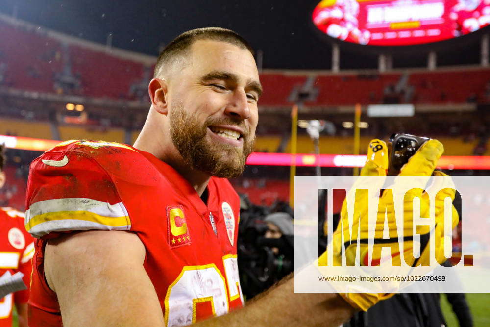 KANSAS CITY, MO - JANUARY 21: Kansas City Chiefs tight end Travis Kelce (87)  smiles and records