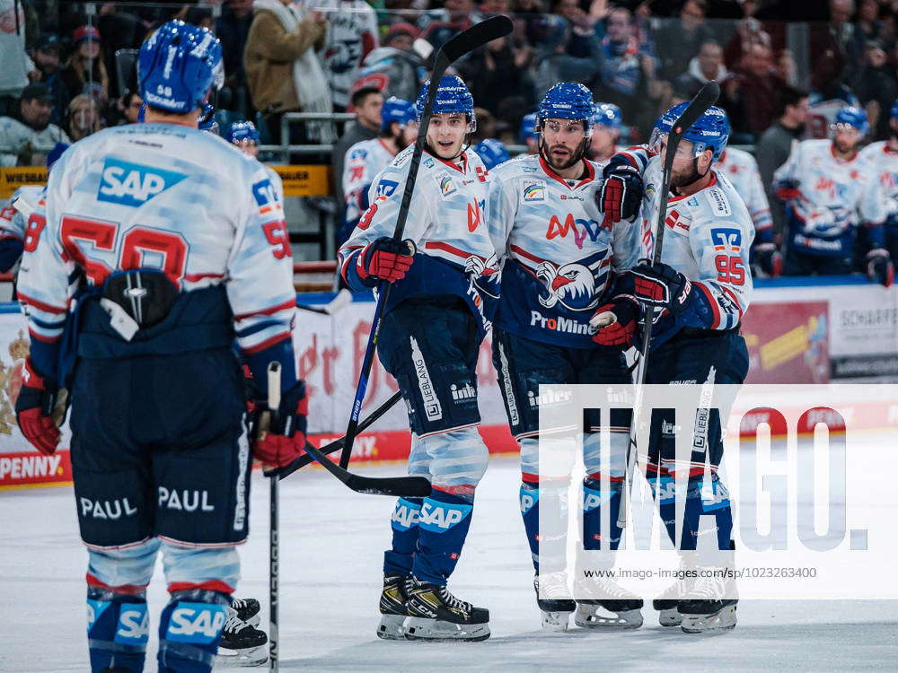 Tyler Gaudet Adler Mannheim, 58 , Stefan Loibl Adler Mannheim, 13 ...