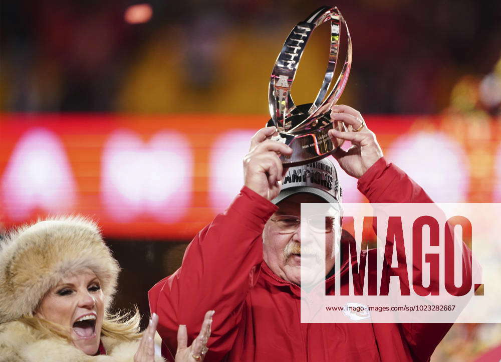 Chiefs presented with Lamar Hunt trophy after winning AFC championship 