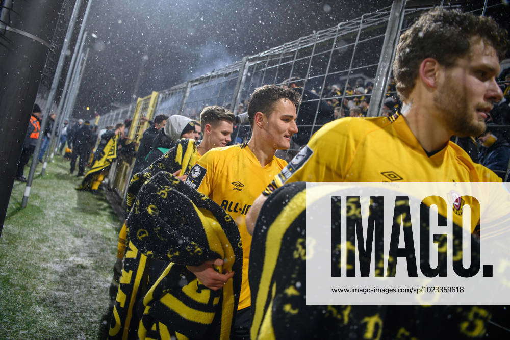 Dresdens Jakob Lemmer Nach Abpfiff Bei Den Fans Tsv 1860 München Sg Dynamo Dresden Fußball 3