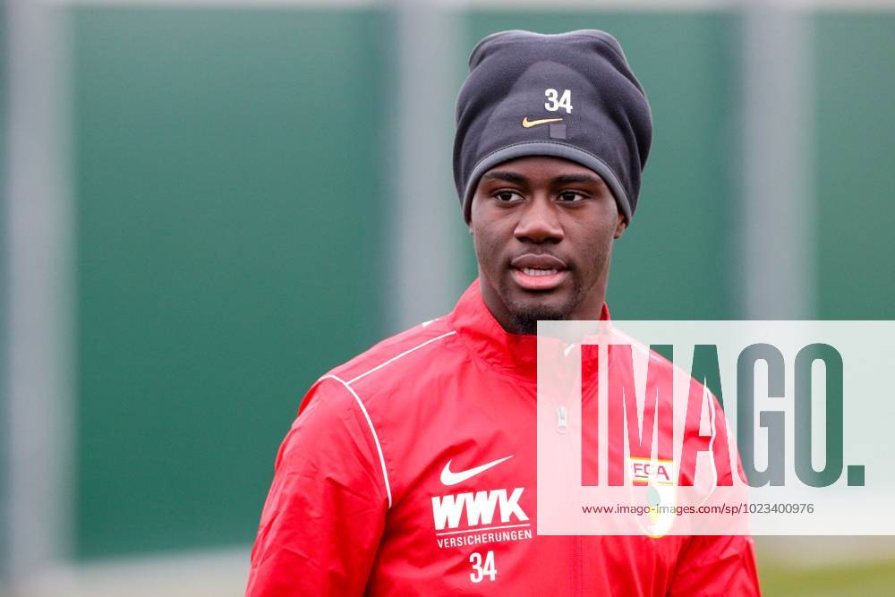 Neuzugang Nathanael Mbuku 34 (FC Augsburg) beim ersten Training