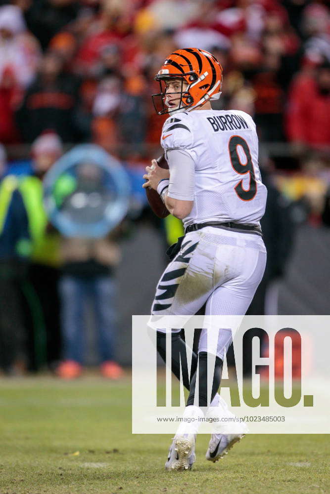 Cincinnati Bengals quarterback Joe Burrow (9) scrambles to the