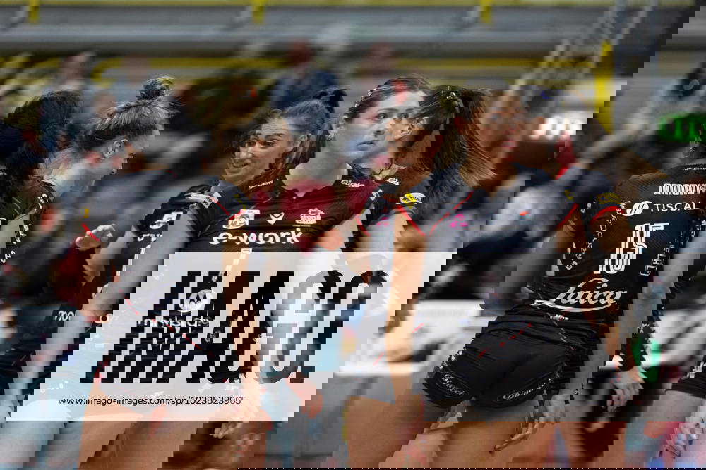 February 1, 2023, Busto Arsizio, Italy Rosamaria Montibeller (UYBA) and teammates. Volleyball CEV February 1, 2023, Busto Arsizio, Italy Rosamaria Montibeller (UYBA) and teammates. Volleyball CEV