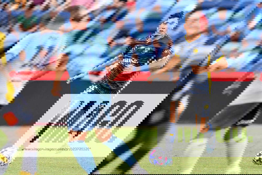 ALEAGUE SYDNEY MARINERS, Nectarios Triantis of the Mariners controls