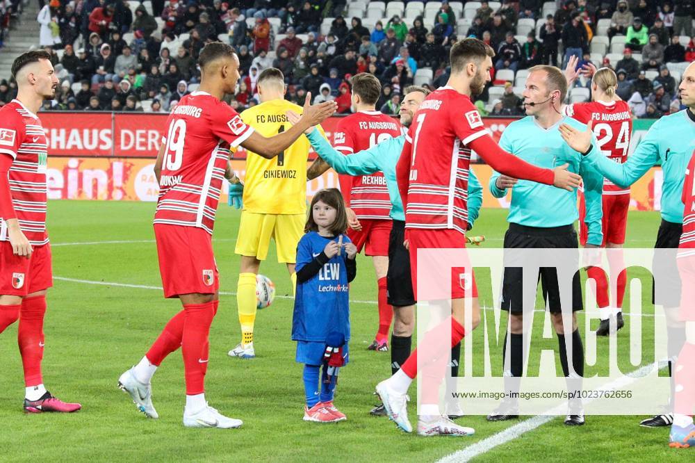 Einlaufkinder Der LEW Bei Den Spielern, FC Augsburg Vs. Bayer 04 ...