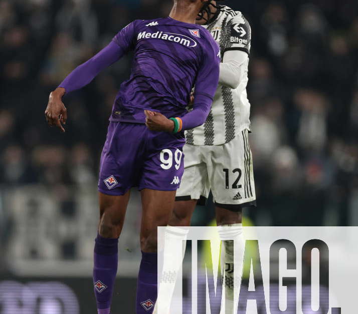 Christian Kouame of ACF Fiorentina and Alex Sandro of Juventus FC compete  for the ball during the Serie A football match between Juventus FC and ACF  Stock Photo - Alamy