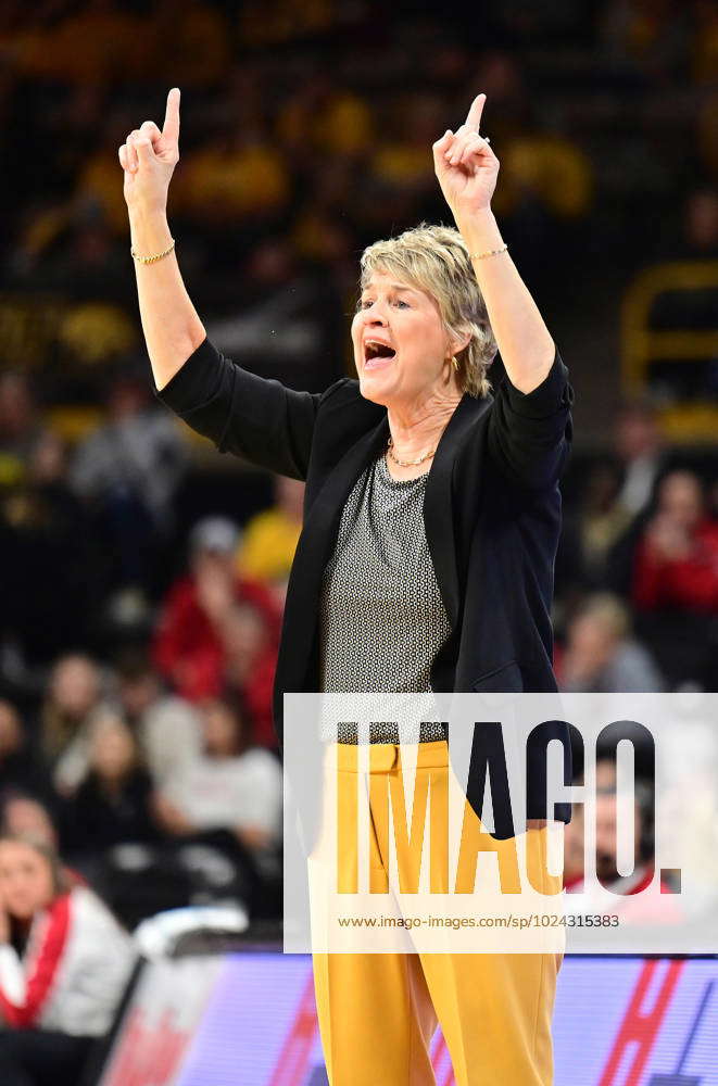 IOWA CITY, IA - FEBRUARY 15: Iowa Coach Lisa Bluder Signals A Play To ...