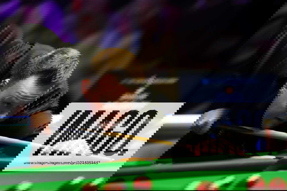 LLANDUDNO, WALES FEBRUARY 17 Shaun Murphy of England plays a shot in