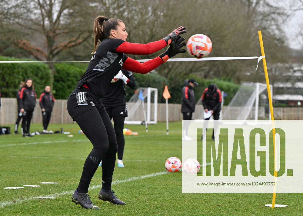 ENGLAND SOCCER WOMEN TRAINING BELGIAN RED FLAMES Goalkeeper Femke ...