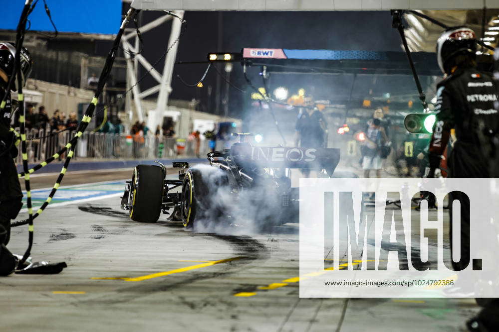 44 HAMILTON Lewis (gbr), Mercedes AMG F1 Team W14, action pitlane ...