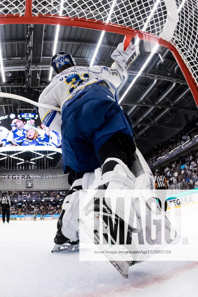 230302 Leksands goalkeeper Kasimir Kaskisuo throws the water bottle ...