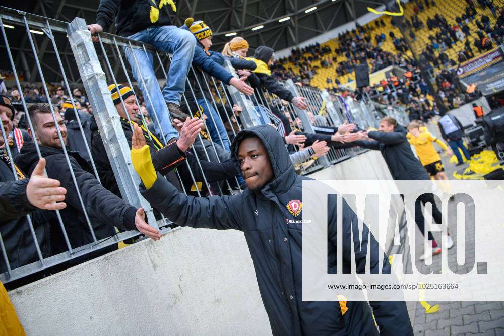 Dresdens Christian Conteh After The Final Whistle With The Fans Sg Dynamo Dresden Fc Erzgebirge