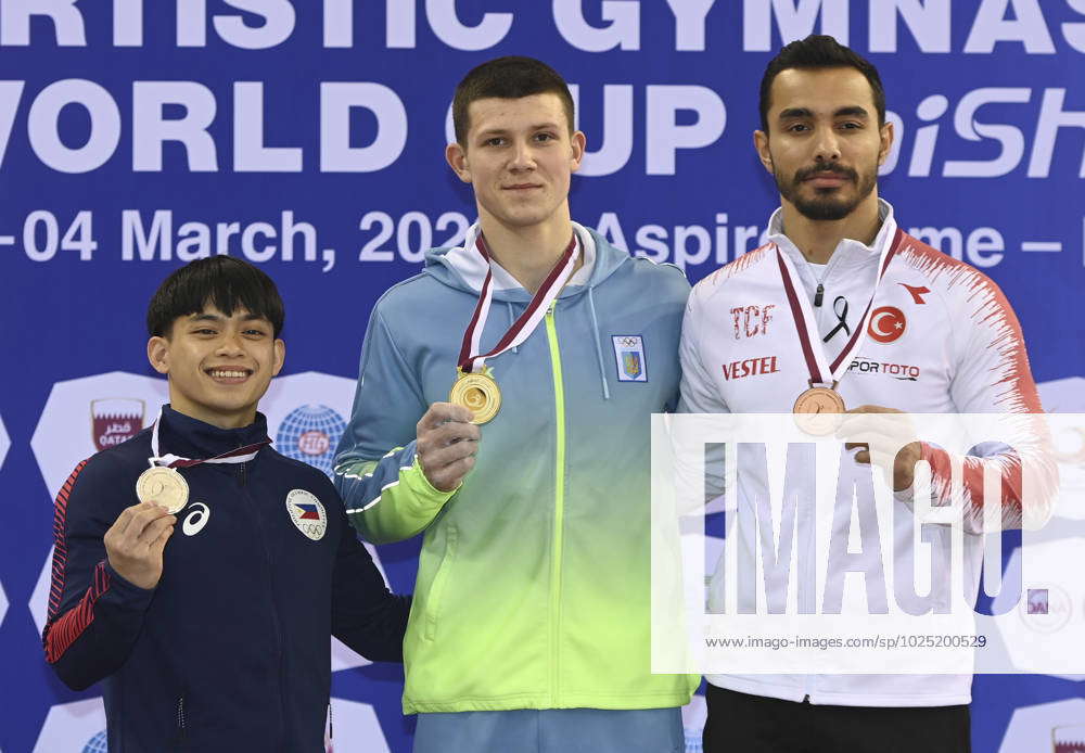 230305) -- DOHA, March 5, 2023 -- Gold medalist Illia Kovtun (C