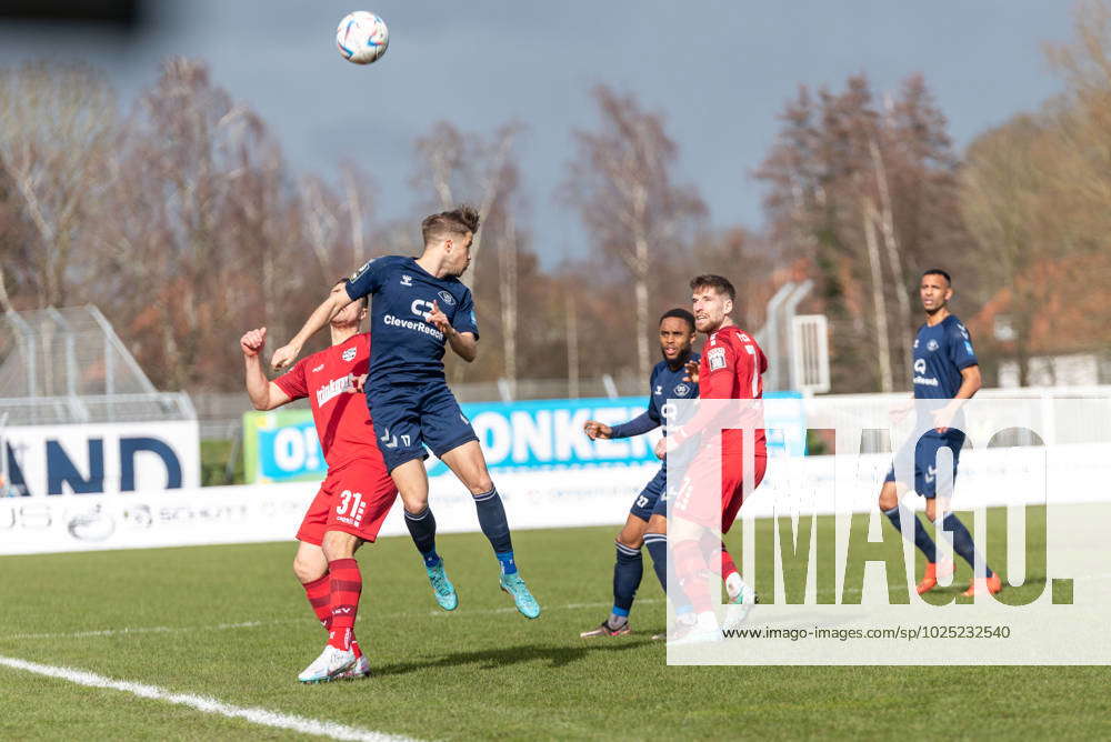 Headers duel between Benjamin Girth MSV Duisburg, 31 and Patrick ...