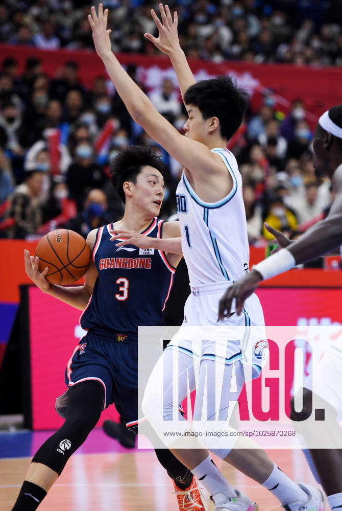 (230315) -- QINGDAO, March 15, 2023 -- Hu Mingxuan (L) of Guangdong ...