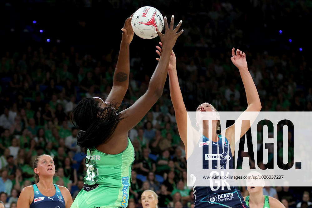 Super Netball Fever Vixens Jhaniele Fowler Of The Fever Wins The Ball Over Emily Mannix Of The 6968