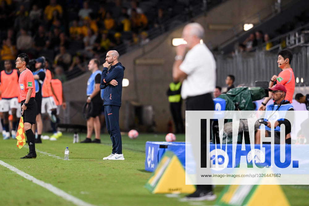 SOCCER AUSTRALIA ECUADOR, Australian coach Graham Arnold and Ecuador coach  FÃ lix Sanchez look on d