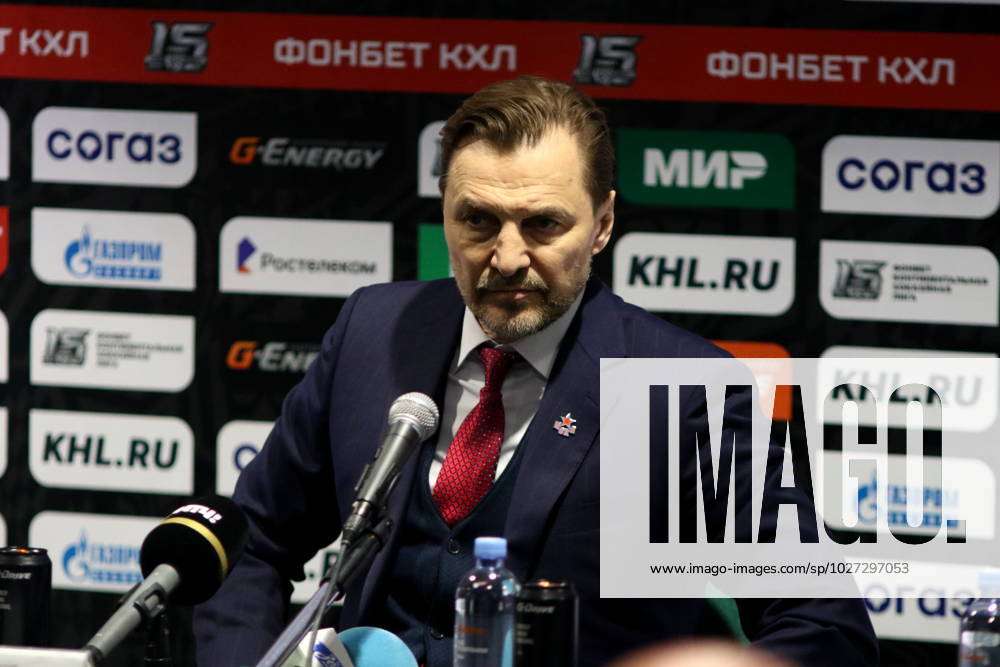 Sergei Fedorov, head coach of the CSKA hockey club speaks at a press  conference, PK, Pressekonferenz