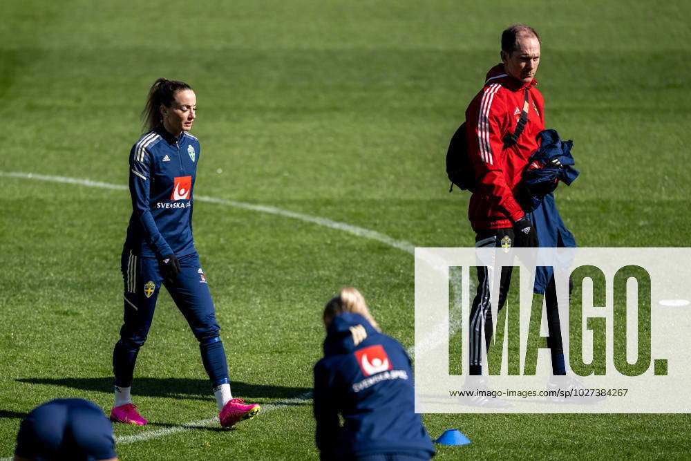 230406 Kosovare Asllani and Martin Bergqvist, physio during a