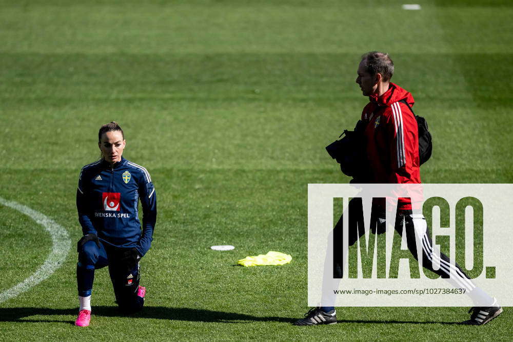 230406 Kosovare Asllani and Martin Bergqvist, physio during a