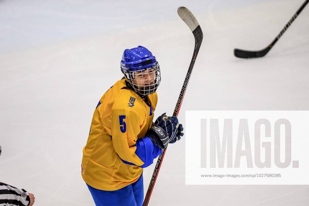 The game between Romania vs Ukraine ( 0 - 4 ) Hockey woman player