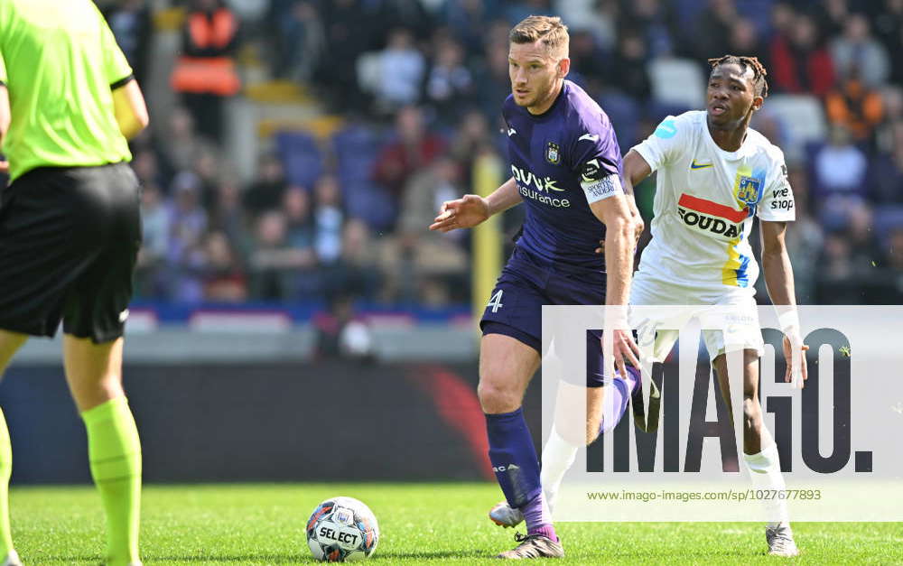 Jan Vertonghen of Anderlecht pictured in a duel with Nene Dorgeles