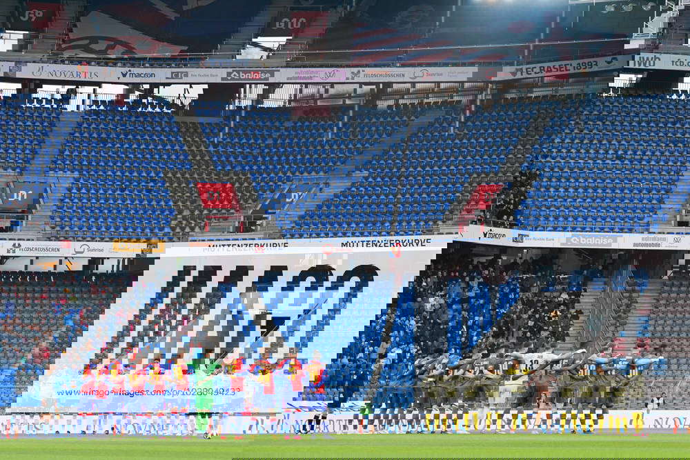 16 04 2023, Basel, St Jakob Park, Super League FC Basel 1893 BSC Young Boys, Both teams stand in a