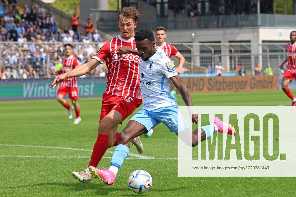 33 Joseph Boyamba (am Ball) ) gegen 16 Max Rosenfelder (Freiburg II)  Zweikampf Fussball 3. Liga TSV