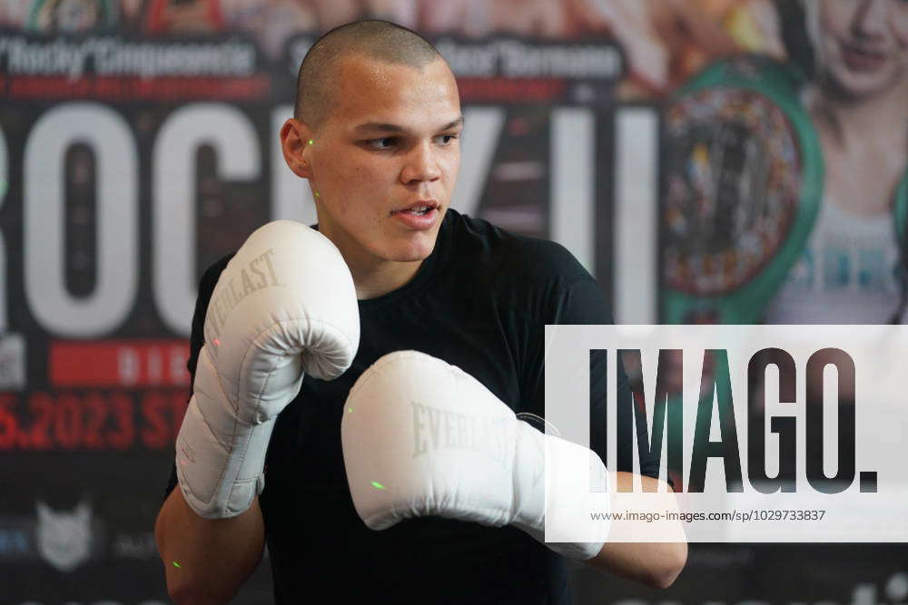 ALEN BAUER PRESS TRAINING FOR THE BOXING WORLD CHAMPIONSHIP IN THE RING ...