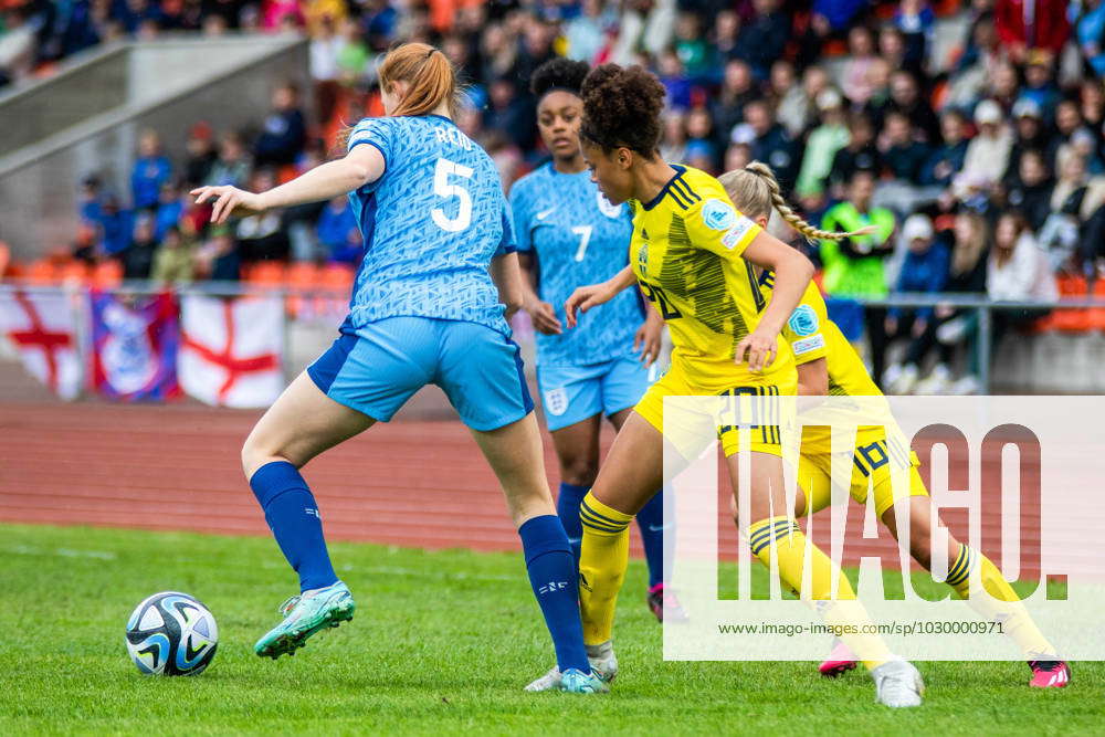 230517 Katie Reid of England and Felicia Schröder of Sweden during