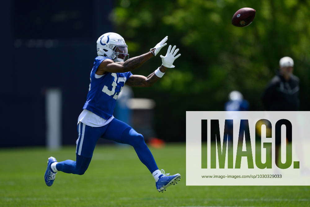 INDIANAPOLIS, IN - MAY 25: Indianapolis Colts cornerback Dallis Flowers  (33) runs through a drill du