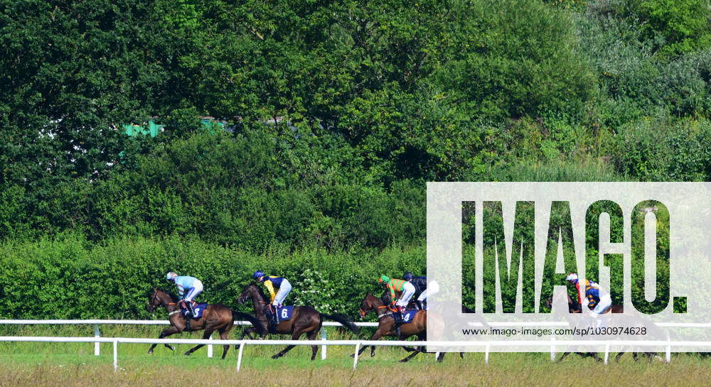 Newton Abbot Races, Newton Abbot, UK - 14 June 2023 The field make ...