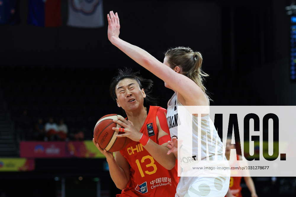 BASKETBALL ASIA CUP WOMEN, Song Gao of China drives to the basket