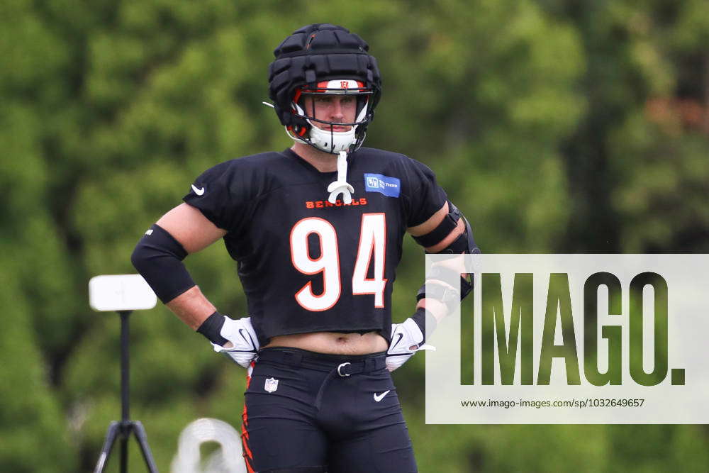 CINCINNATI, OH - JULY 28: Cincinnati Bengals defensive end Sam Hubbard (94)  watches a play during