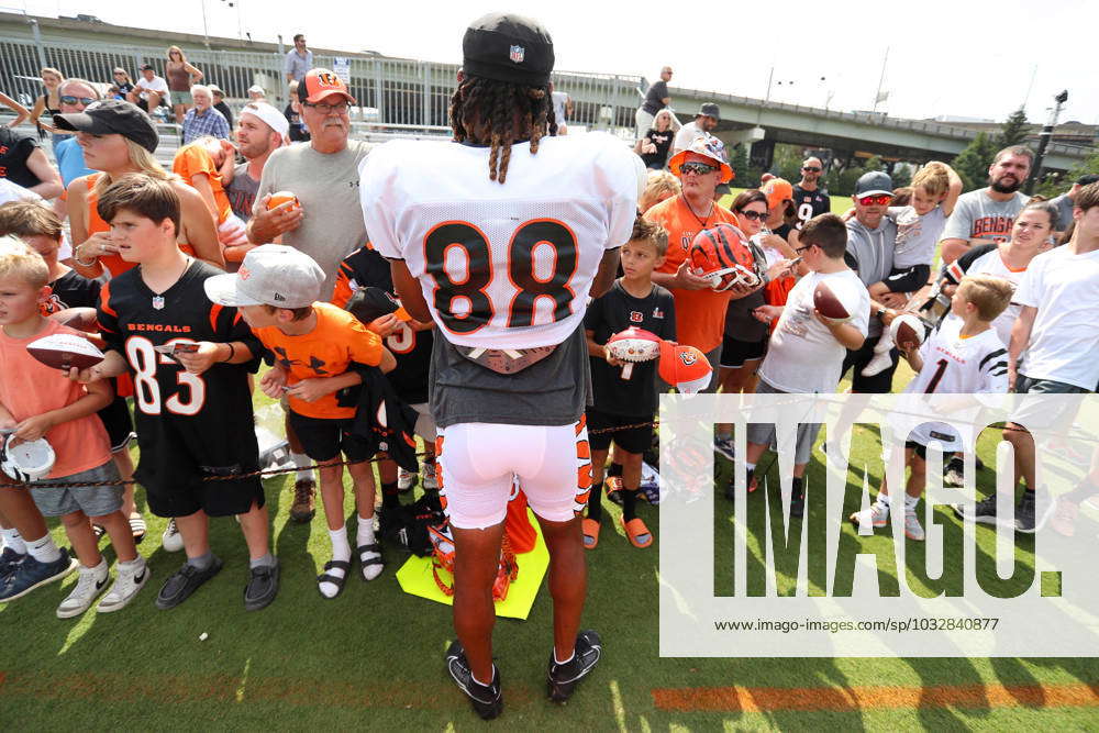 Cincinnati Bengals wide receiver Malachi Carter (88) warms up