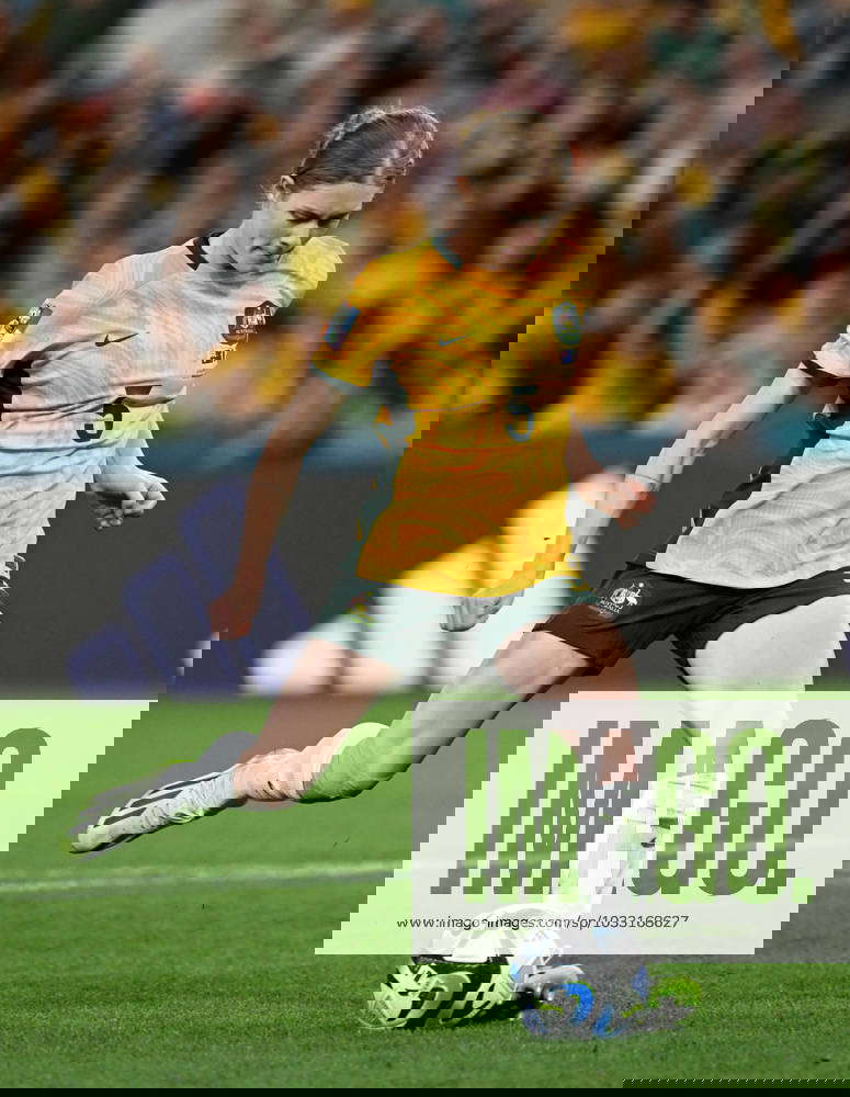 WWC23 QTR FINAL AUSTRALIA FRANCE, Cortnee Vine of Australia kicks a