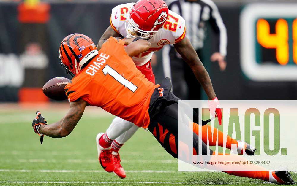 Syndication: The Enquirer Kansas City Chiefs cornerback Rashad Fenton (27)  is penalized for pass