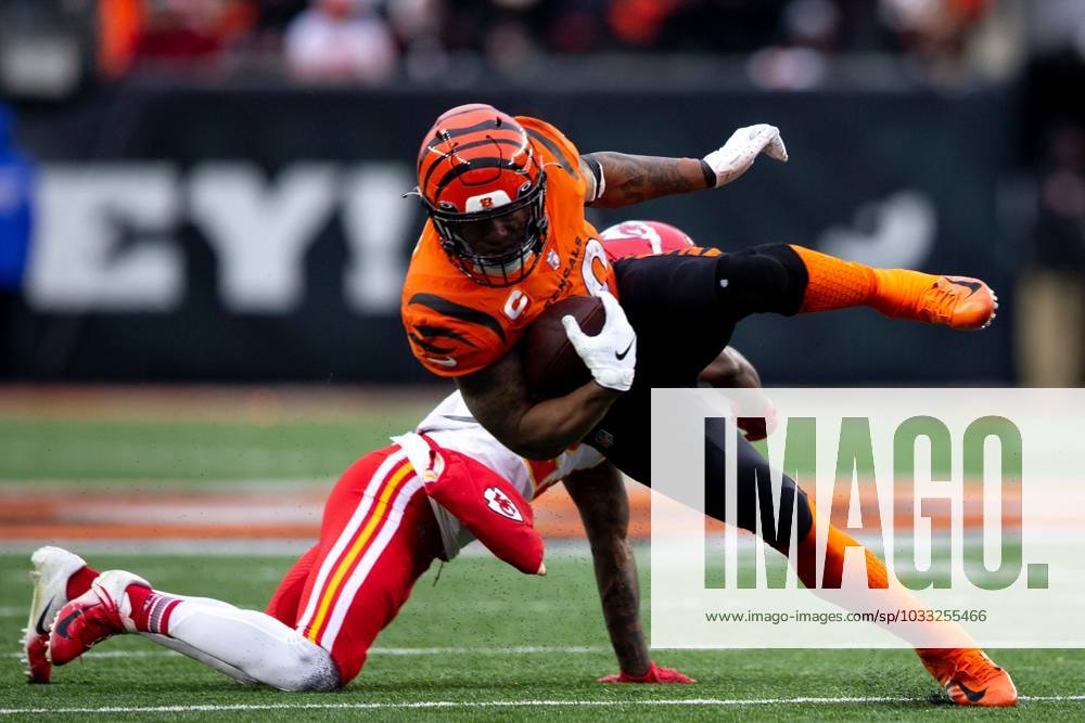 Syndication: The Enquirer Kansas City Chiefs cornerback Rashad Fenton (27)  tackles Cincinnati