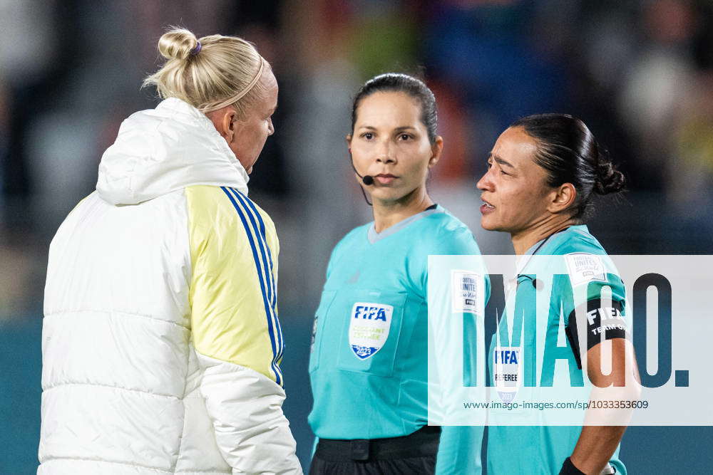 230815 Caroline Seger of Sweden in discussion with referee Edina