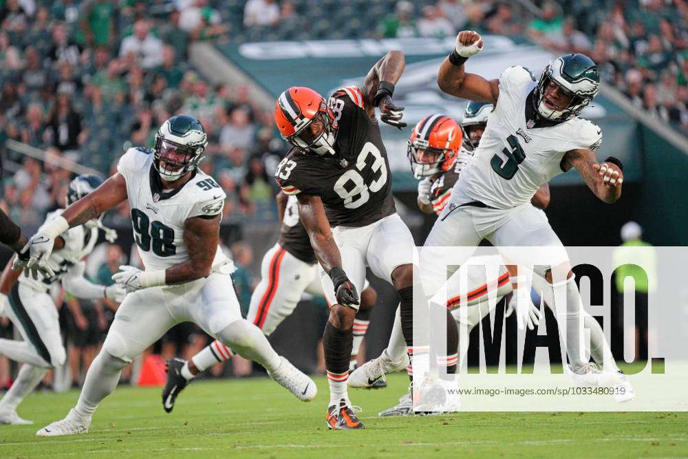 PHILADELPHIA, PA - AUGUST 17: Cleveland Browns tight end Zaire Mitchell- Paden (83) attempts to block