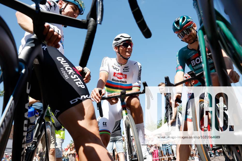 ETTEN-LEUR - World champion Mathieu van der Poel during the Pro Cycling  Tour Etten-Leur. Van der Poel shows for the first time his rainbow jersey  that he won during the World Cycling