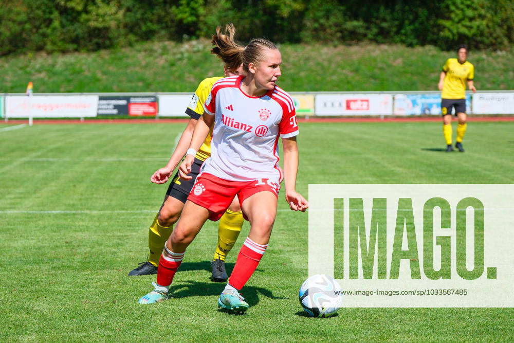 Carlotta Schwörer 18, FC Bayern München II on the ball, FC Bayern ...