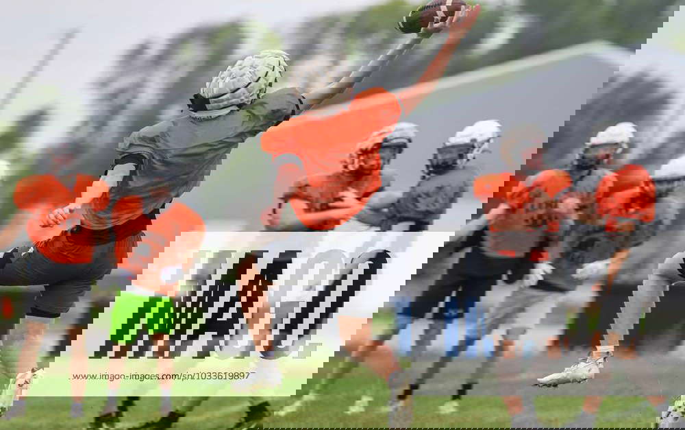 Syndication Argus Leader Lennox football player jumps to catch