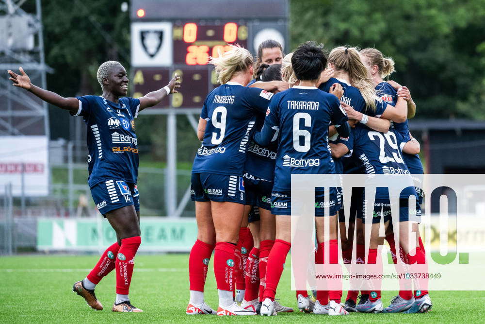 230826 Linköpings Lisa Björk celebrates with her teammates after