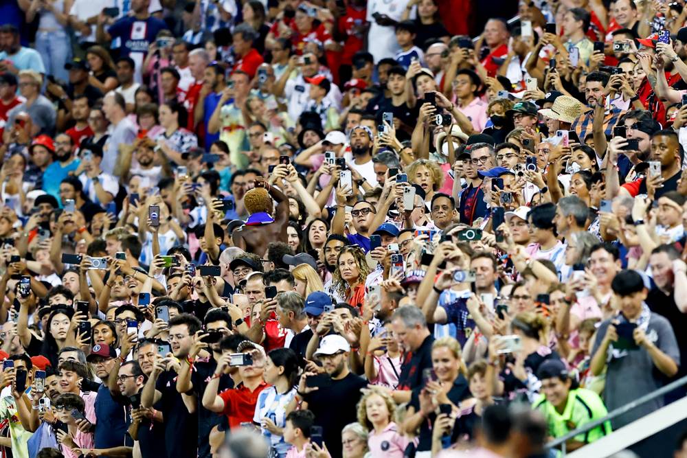 HARRISON, NJ - AUGUST 26: Fans take photos with their phones of Lionel ...
