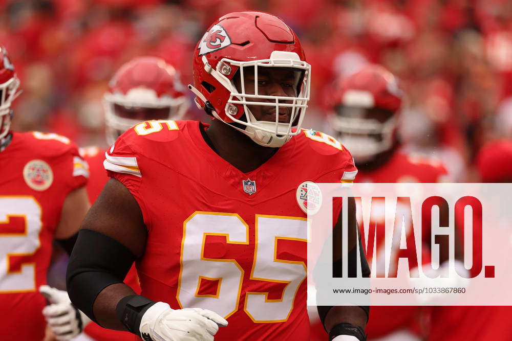 KANSAS CITY, MO - AUGUST 26: Kansas City Chiefs guard Trey Smith (65)  before an NFL, American