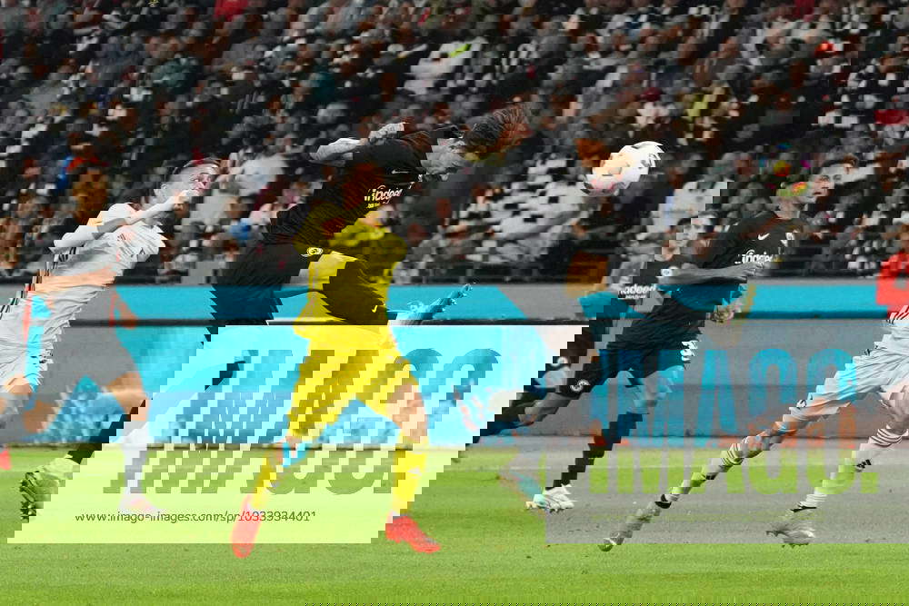 Robin Koch Eintracht Frankfurt clears Frankfurt