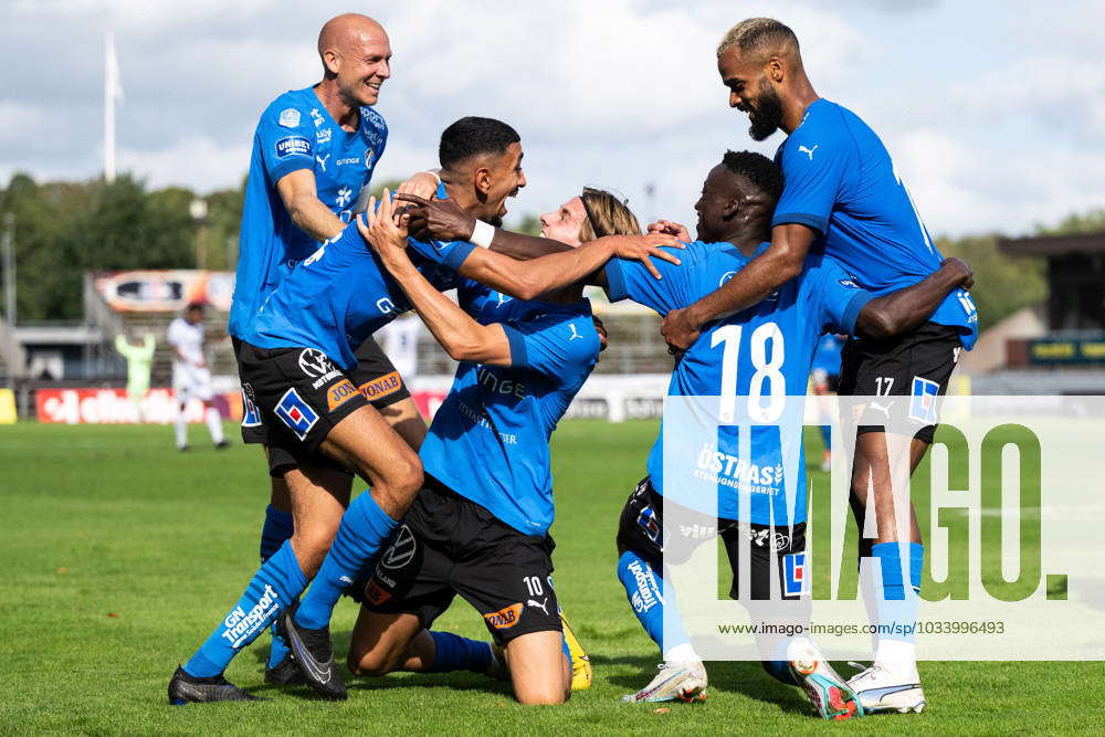 230902 Halmstads Naeem Mohammed celebrates with teammates after