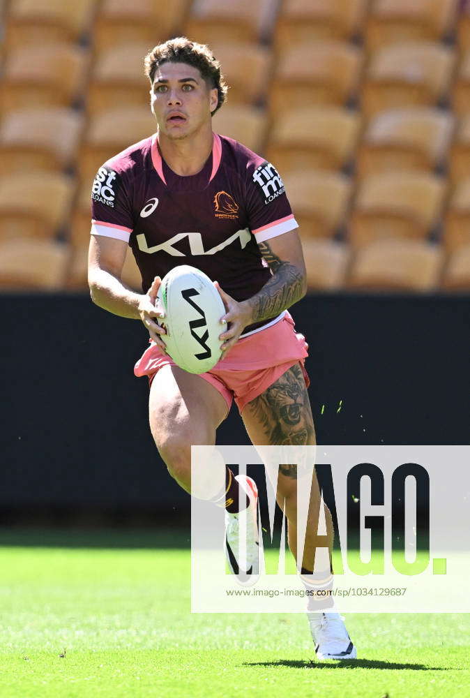 Reece Walsh runs during a Brisbane Broncos NRL training session at