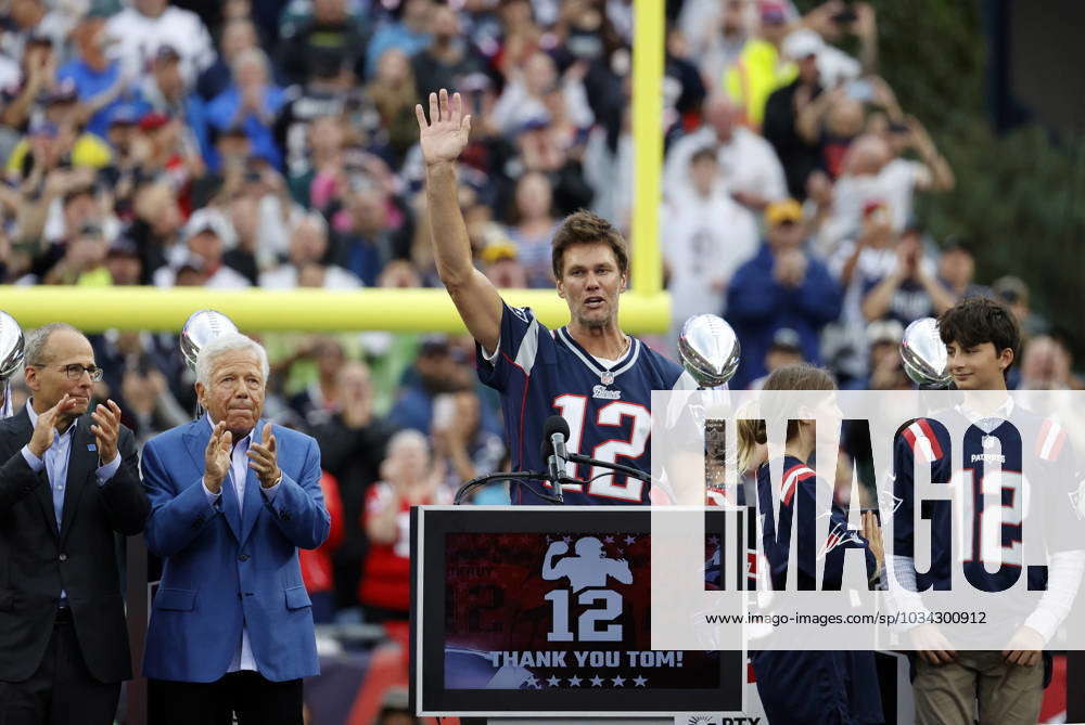 Tom Brady saluted by Patriots fans at Gillette Stadium — and